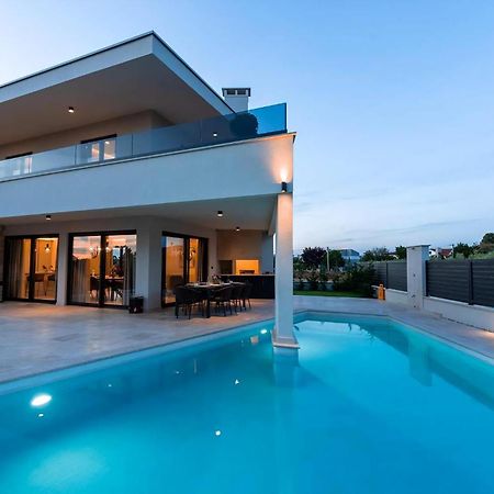 פורץ Luxurioese Villa Perla Mit Pool Und Jacuzzi מראה חיצוני תמונה